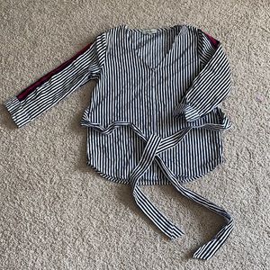 Chic top with tie waist